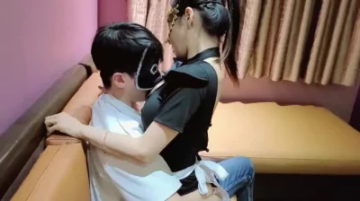 当着绿帽老公的面给年轻的帅哥采精，全自动女上位。采精结束后拿出骚穴里