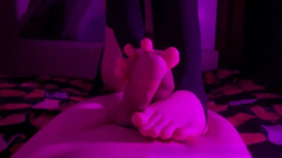 女王黑丝踩脚袜嫩足足交玩狗鸡巴，主人玩够了才准射喔！